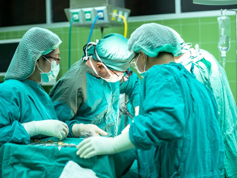 Hai loại hình phẫu thuật có những điểm khác biệt về quyền lợi chăm sóc bệnh nhân